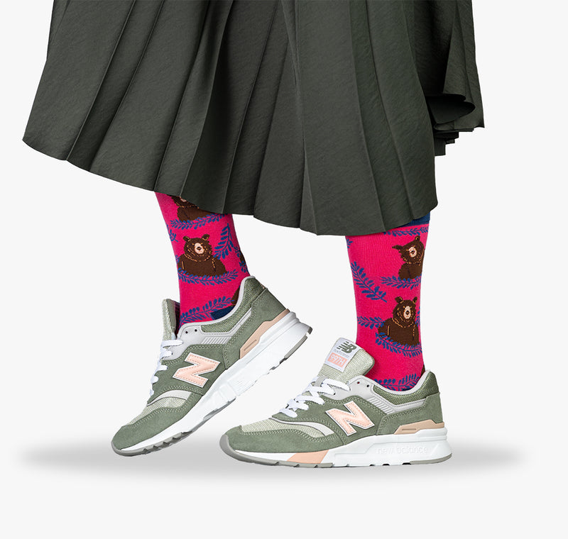 Bunte Socken für Damen und Frauen mit lustigen Bären auf pinken Socken