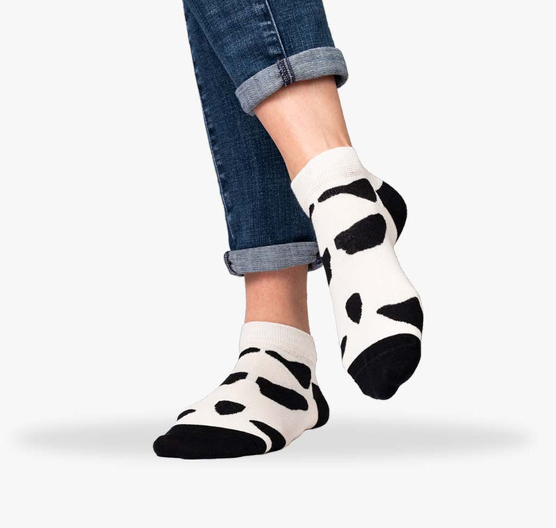 Sneaker Socken für Damen mit schwarzen Flecken auf weißem Hintergrund