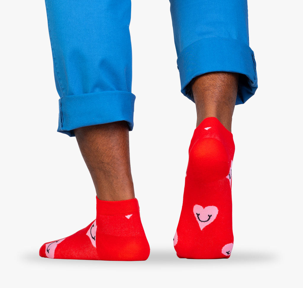 Rote Sneaker Socken mit Herzen Herren