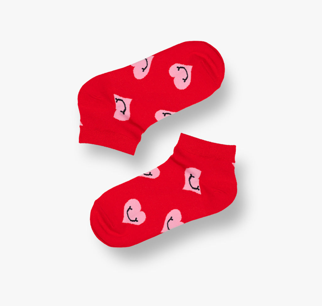 Rote Socken mit rosa Herzen für Sneaker