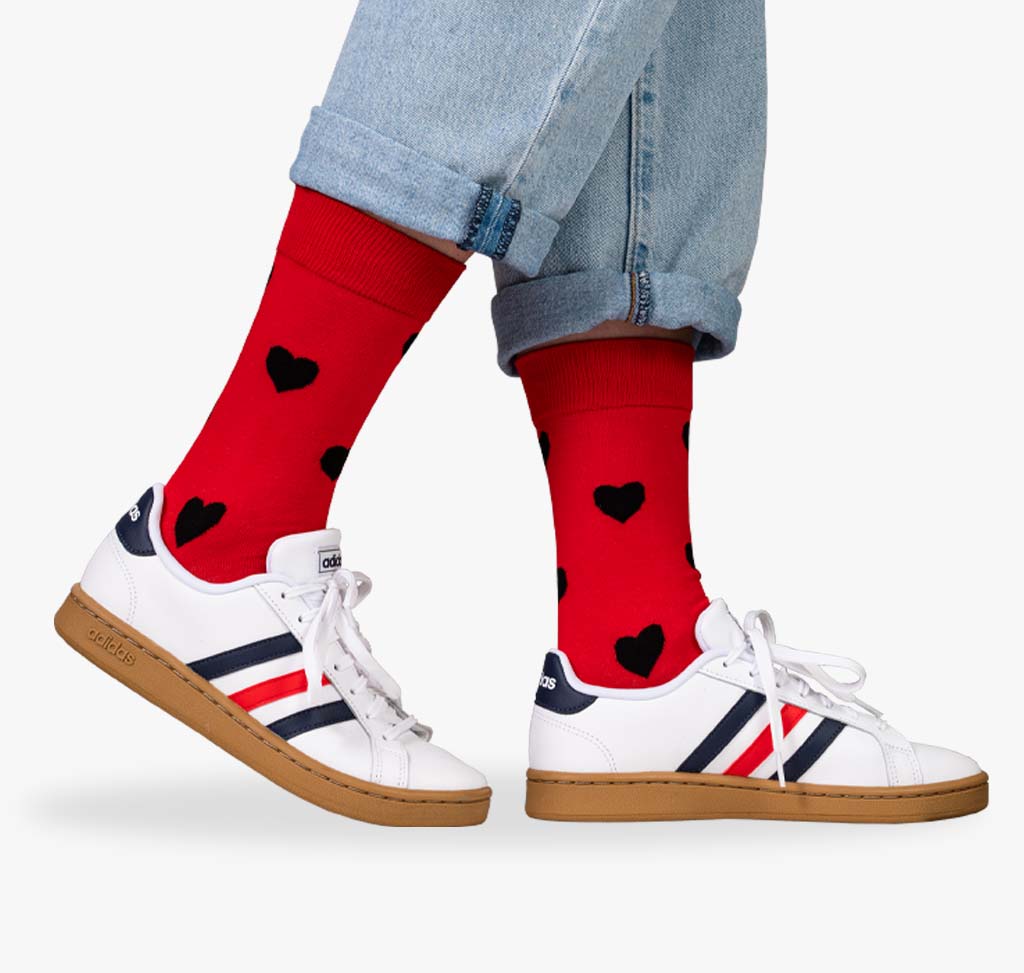 Rote Socken mit schwarzen Herzen