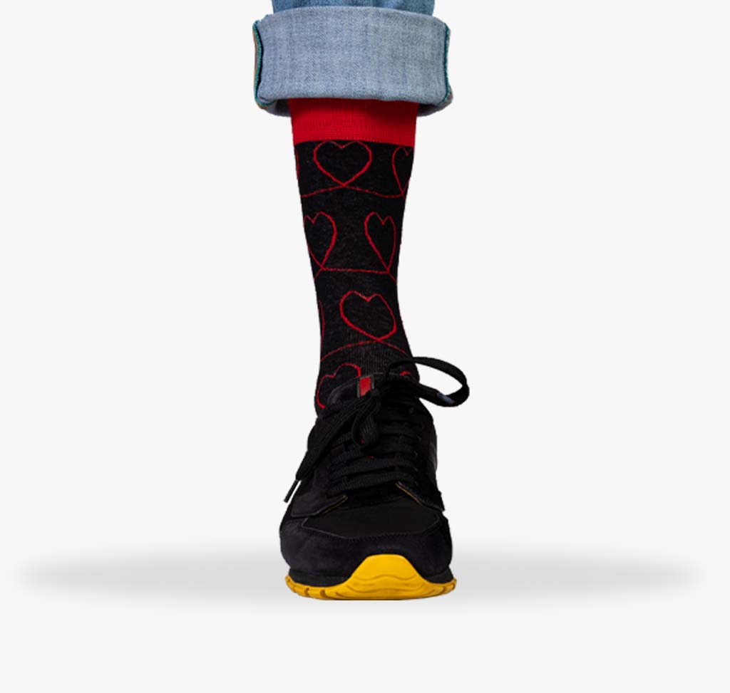 Schwarze Männer Socken mit roten Herzen