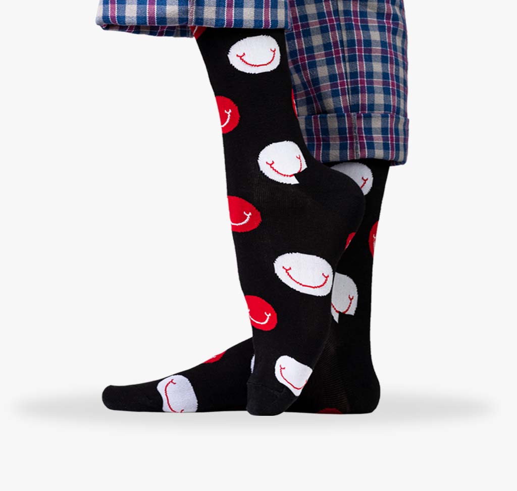 Smiley Socken für Herren mit schwarzem Hintergrund und lachenden Gesichtern in rot und weiß