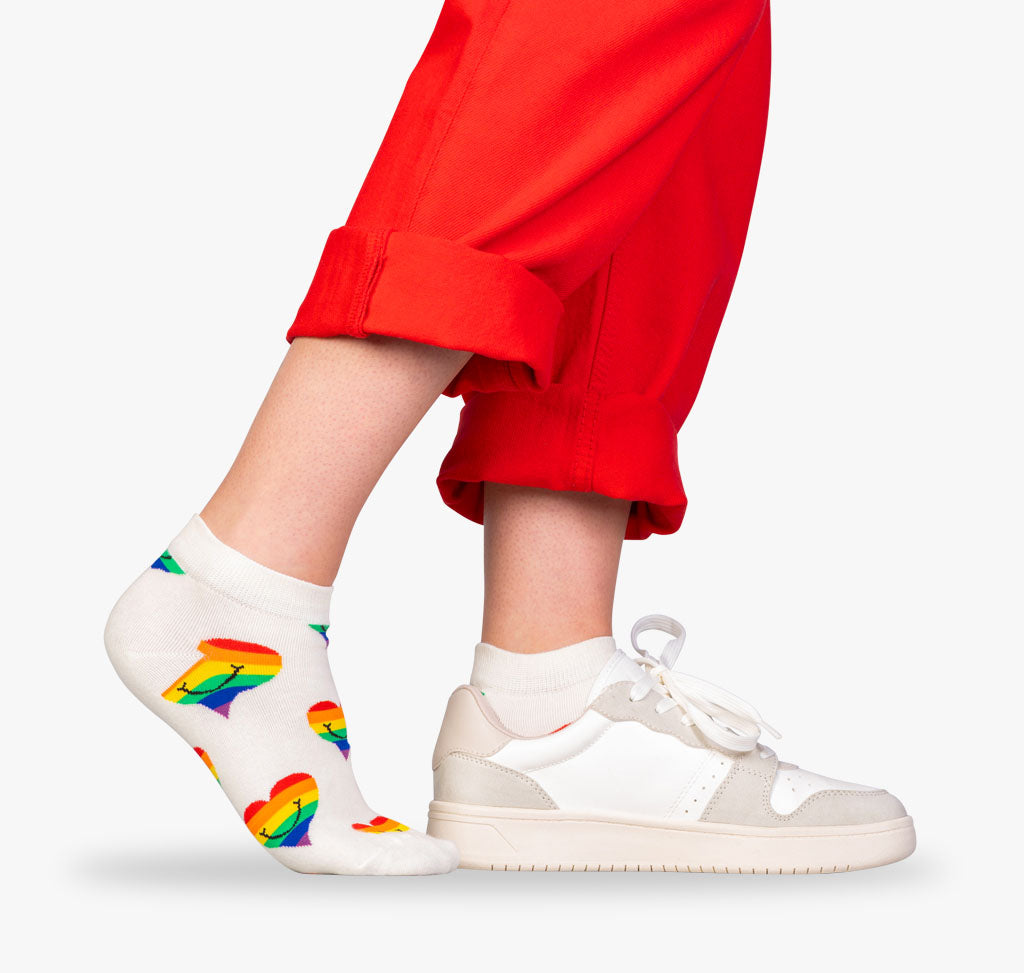Sneaker Socken mit Regenbogen Herzen