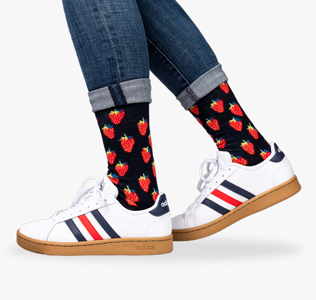 Erdbeer Socken für Damen mit roten Erdbeeren und schwarzem Socken