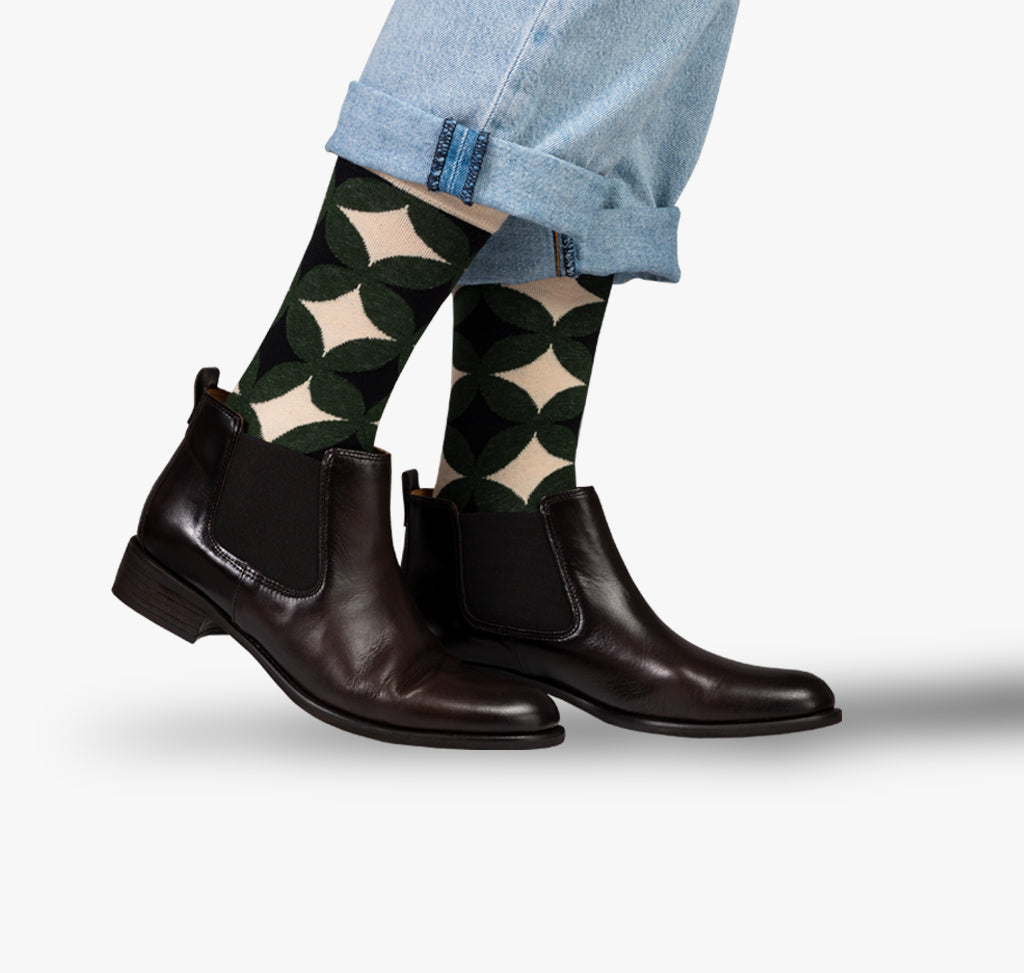 Beige creme farbige Damen Socken mit schwarzen Rauten und grünen Kreisen