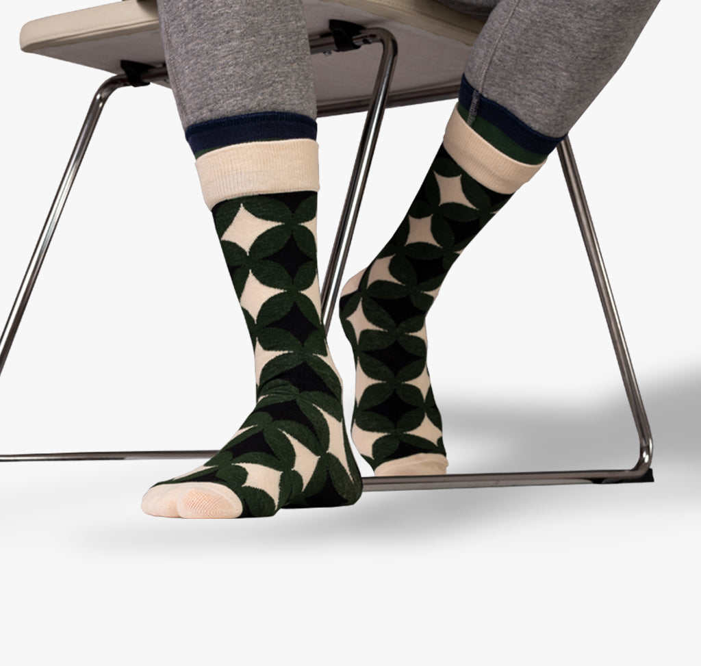 Herren Socken in beige mit schwarzen Rauten in grünen Kreisen