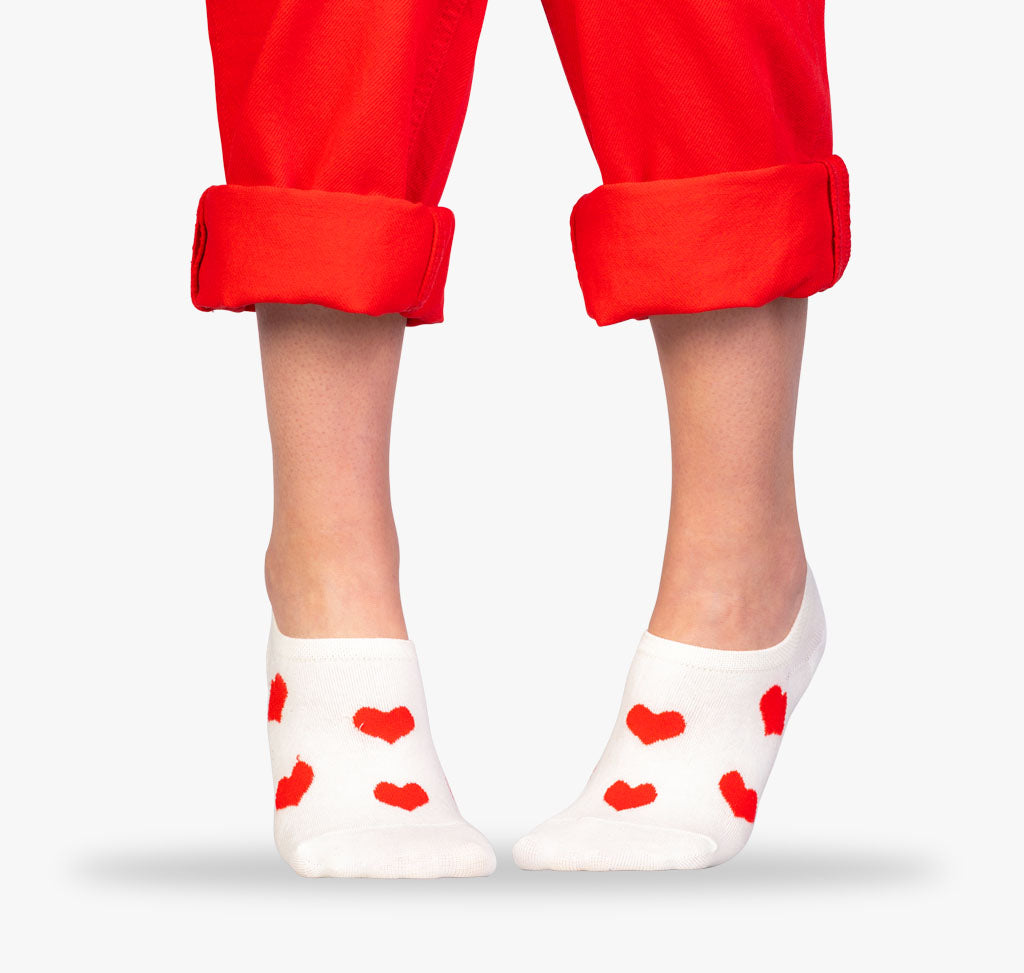 Weiße Füßlinge mit roten Herzen