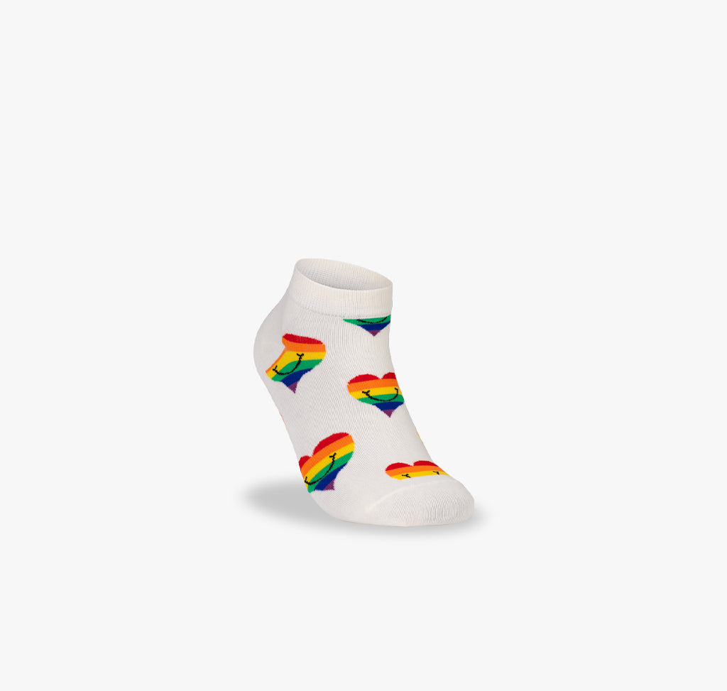 Weisse Sneaker Socken mit Herzen in Regenbogenfarben