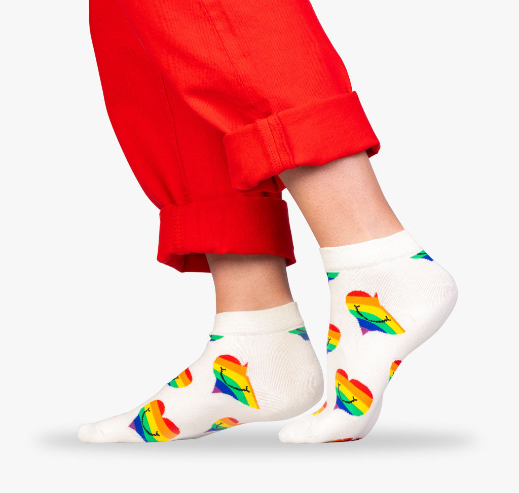 Herzen in Regenbogenfarben auf bequemen Sneaker Socken