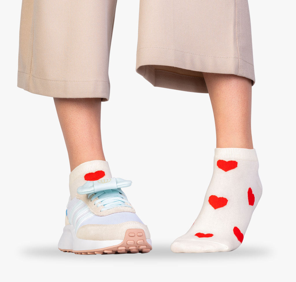 Weiße Sneakersocken mit roten Herzen von supersocks.at
