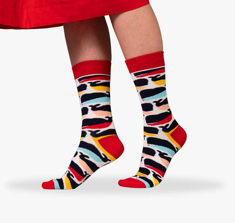Lustige bunte Damen Socken mit bunten Walen in rot gelb und schwarz