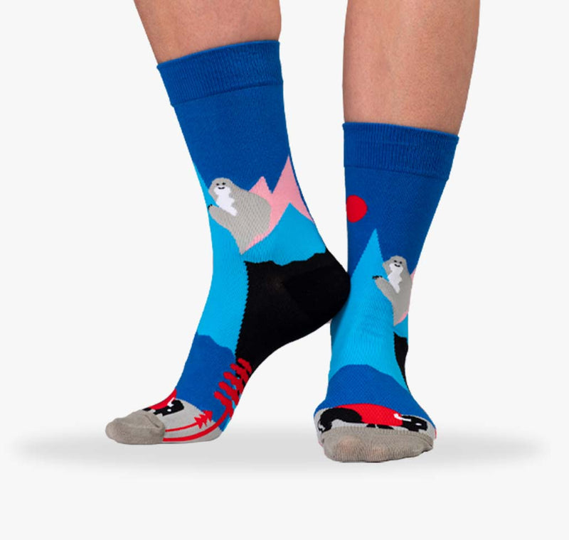 Blaue Damen Socken mit Bergen Sonne einem Yeti und Bullen