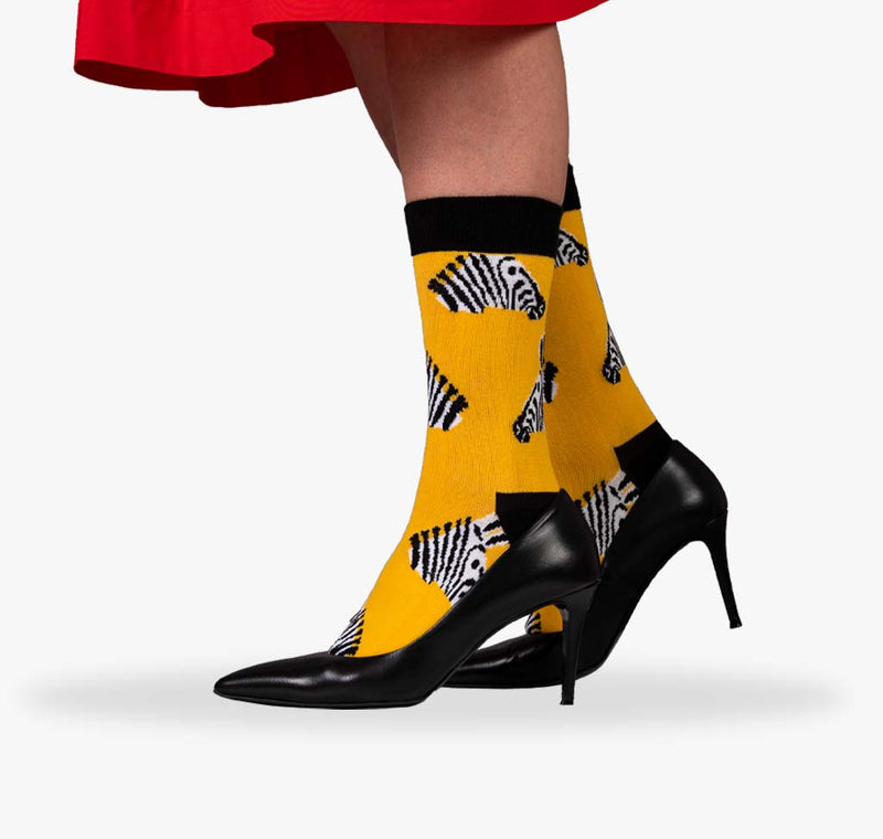 Damen Zebra Socken mit schwarz weißen Zebras auf gelbem Hintergrund