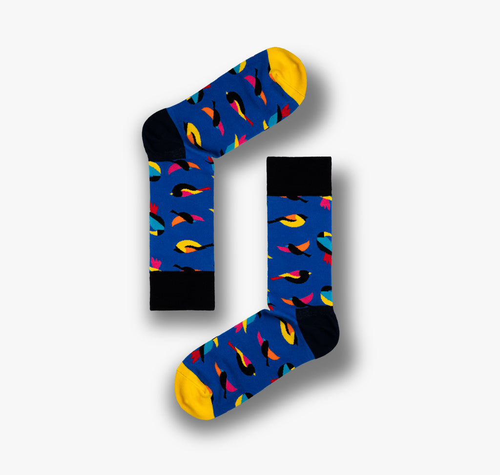 Socken mit bunten Vögeln auf blauem Hintergrund für Damen und Herren