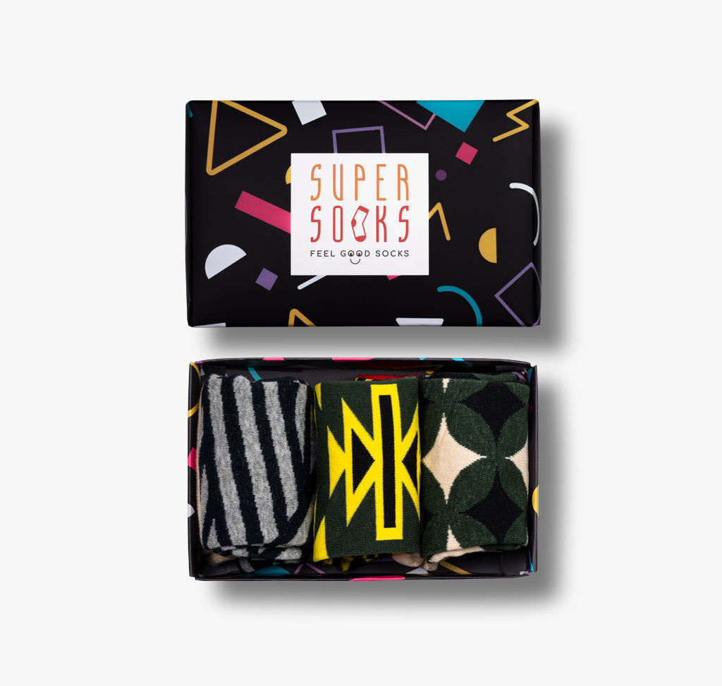 Bunte Geschenkbox mit drei Paar gemusterten Socken in bunten Farben für Damen Herren Männer und Frauen