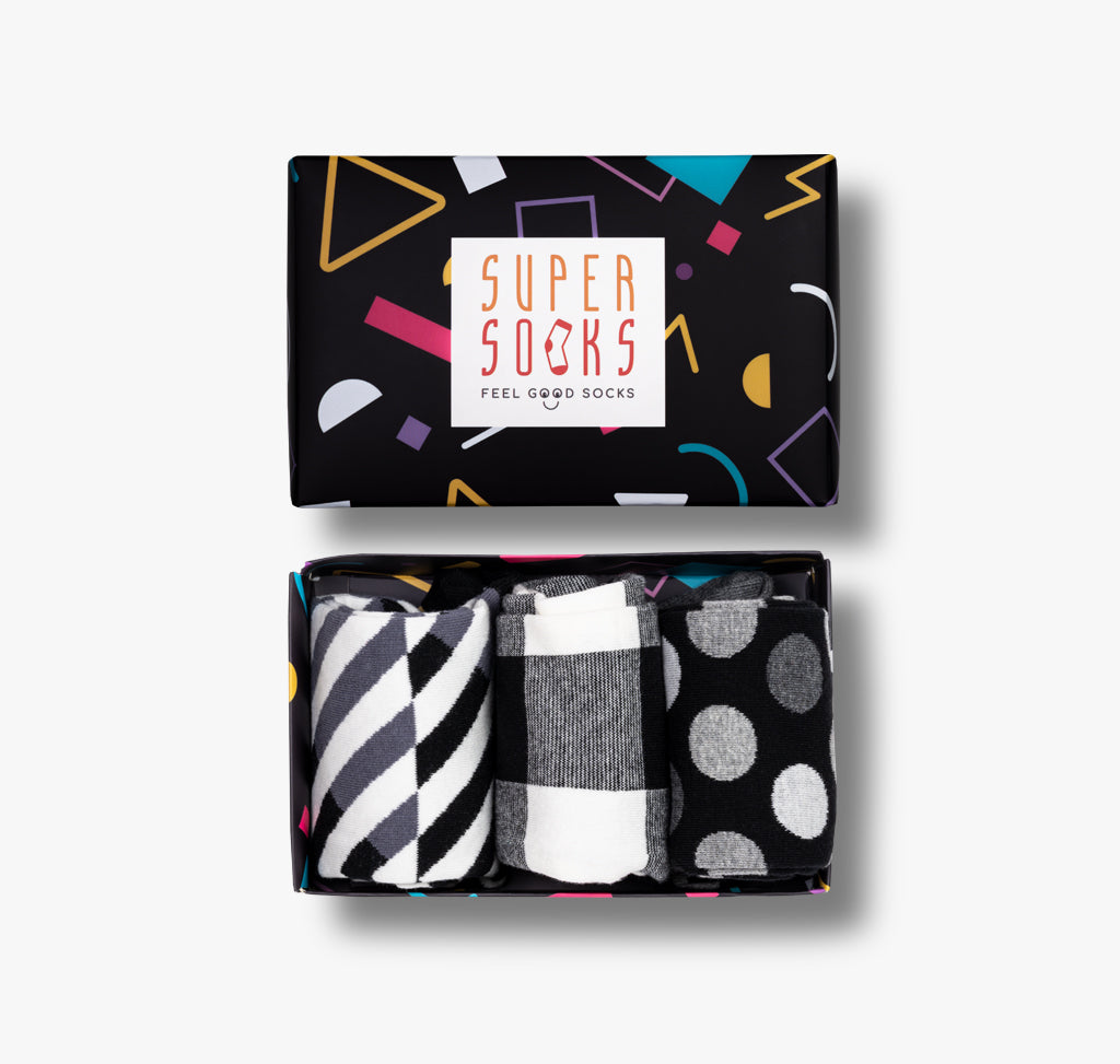 Bunte Geschenkbox mit drei Paar schwarz und weiß gemusterten Socken für Damen Herren Männer und Frauen