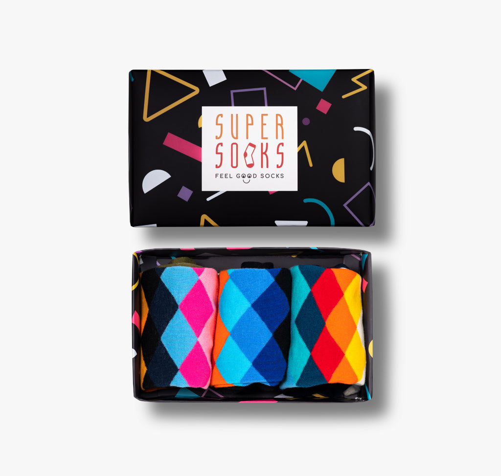 Bunte Geschenkbox mit drei Paar Socken in bunten Farben im Rautenmuster für Damen Herren Männer und Frauen