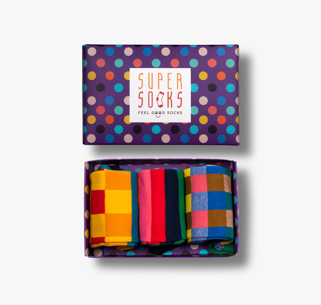 Punkte Box als Geschenkset mir drei Paar bunten und lustigen Socken mit Streifen Mustern und Quadraten für Damen und Herren Männer und Frauen
