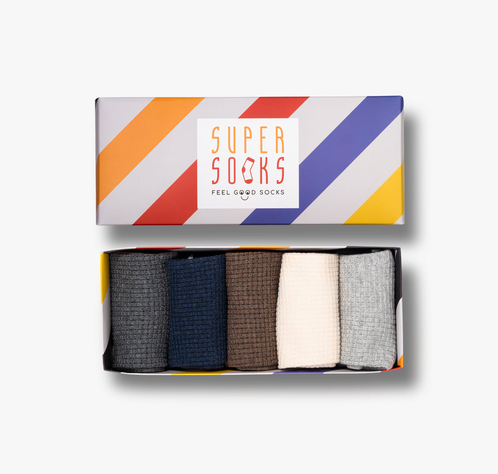 Fünf Paar bunte Socken in dunkelgrau blau braun beige und hellgrau in gestreifter Geschenkschachtel