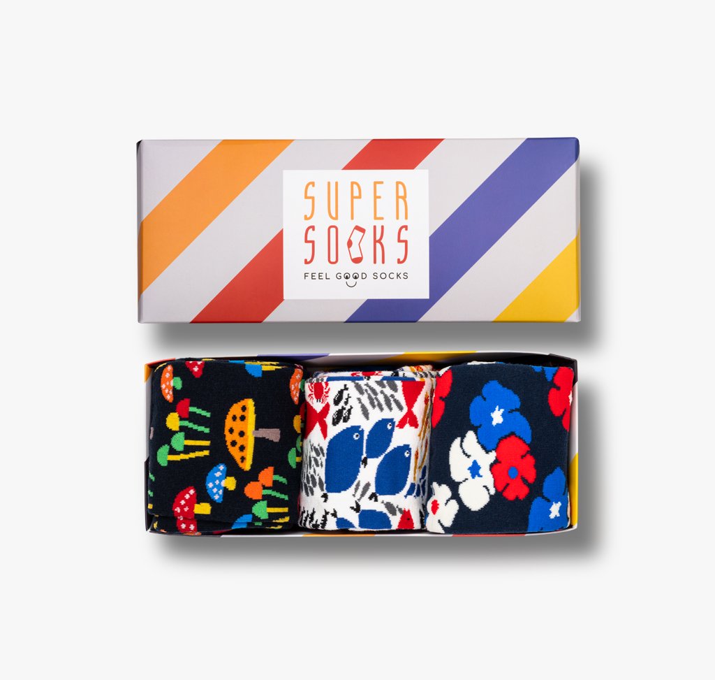 Bunte Geschenkbox mit lustigen Socken Pilze Fische Blumen