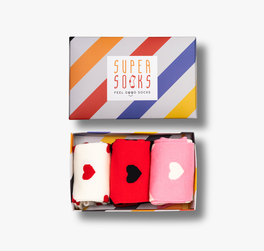 Gestreifte Geschenkbox mit bunten Herzsocken für Damen und Herren in weiß rot und rosa für Männer und Frauen