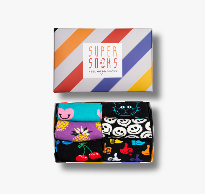 Gestreifte Geschenkbox mit sechs Paar Sneaker Socken als Geschenkset für Damen und Herren mit Herzen Ananas Kirschen Katzen Smiley und Dauen hoch Socken
