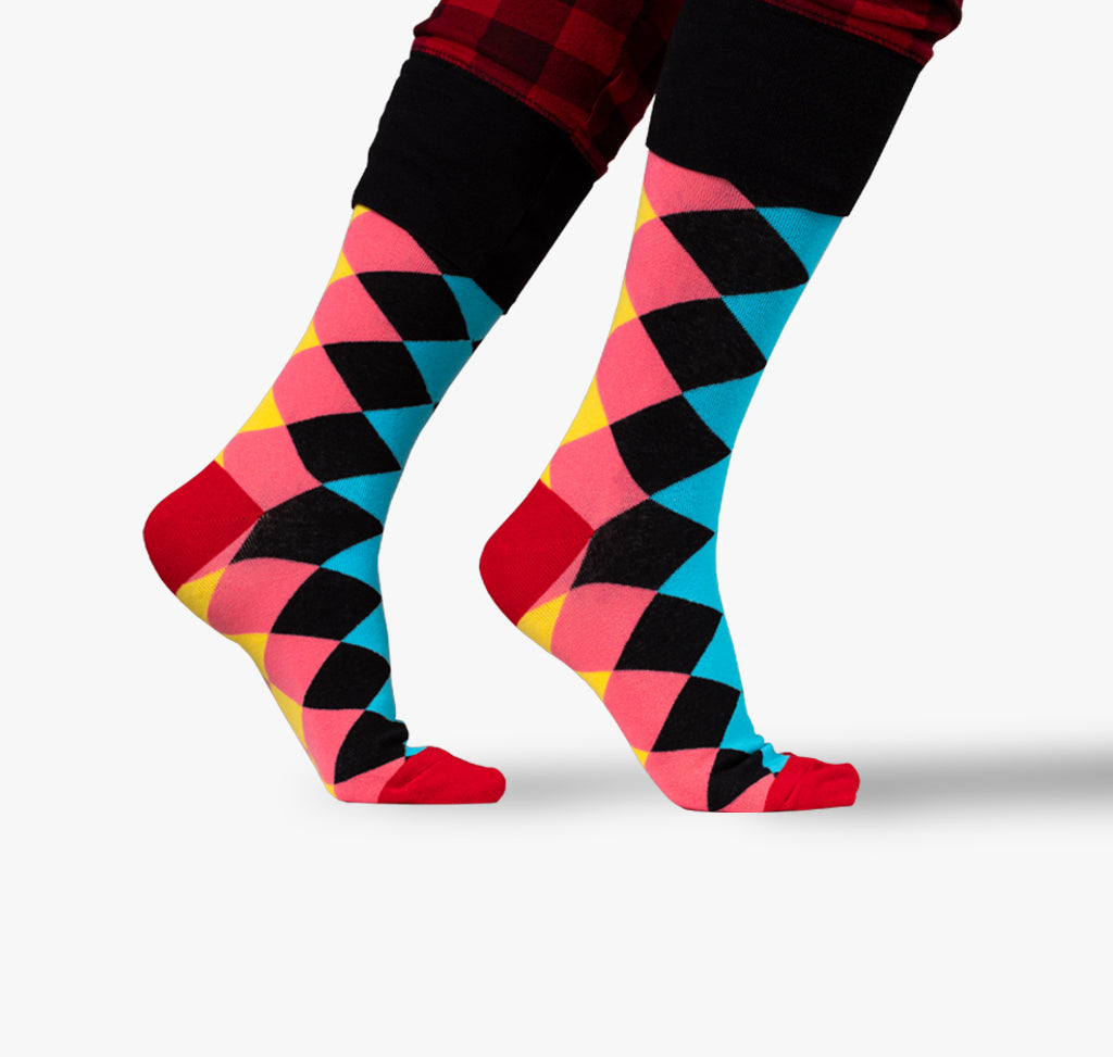 Damen Socken mit Rauten Muster in den Farben Schwarz Rosa Rot Gelb und Hellblau