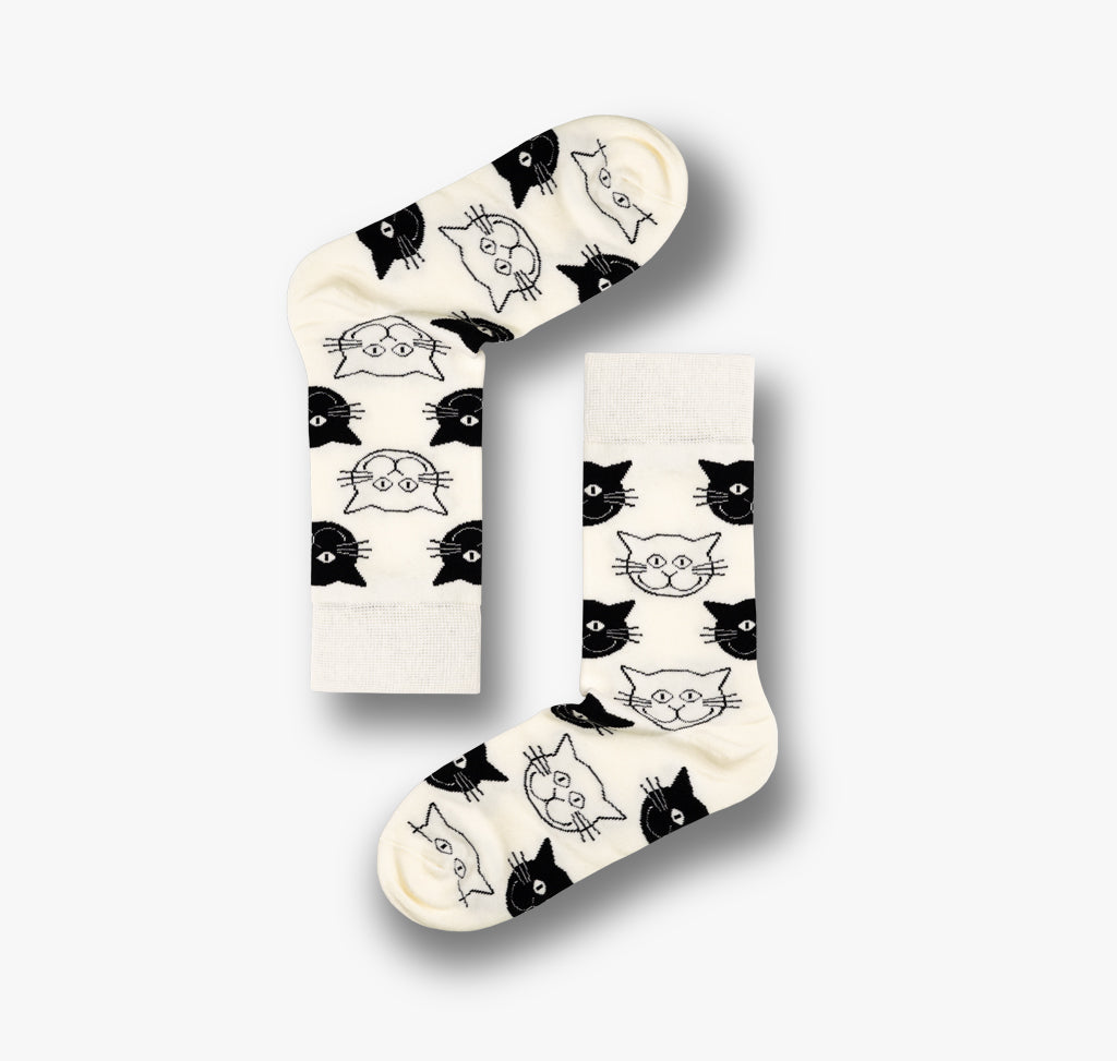 Damen und Herren Socken mit schwarzen weißen Katzen auf weißem Hintergrund