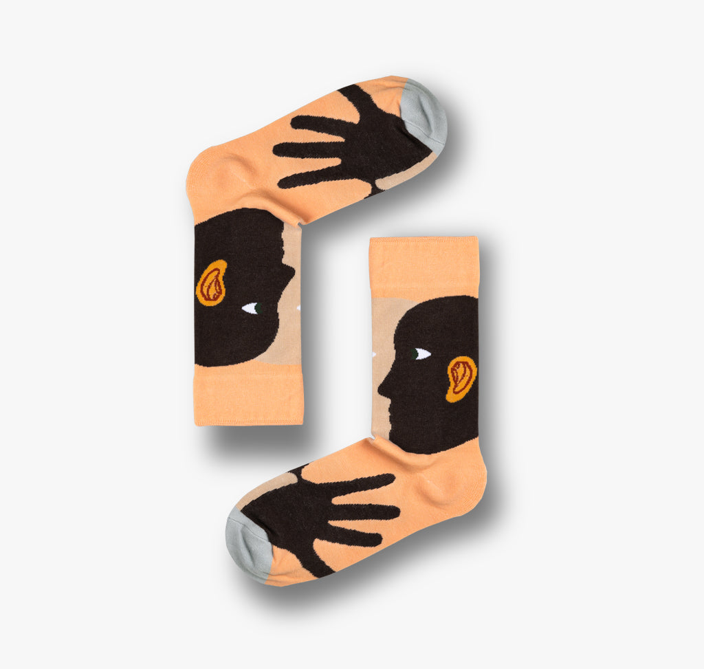 Bunte Socken mit Menschen Gesichtern in schwarz und weiß