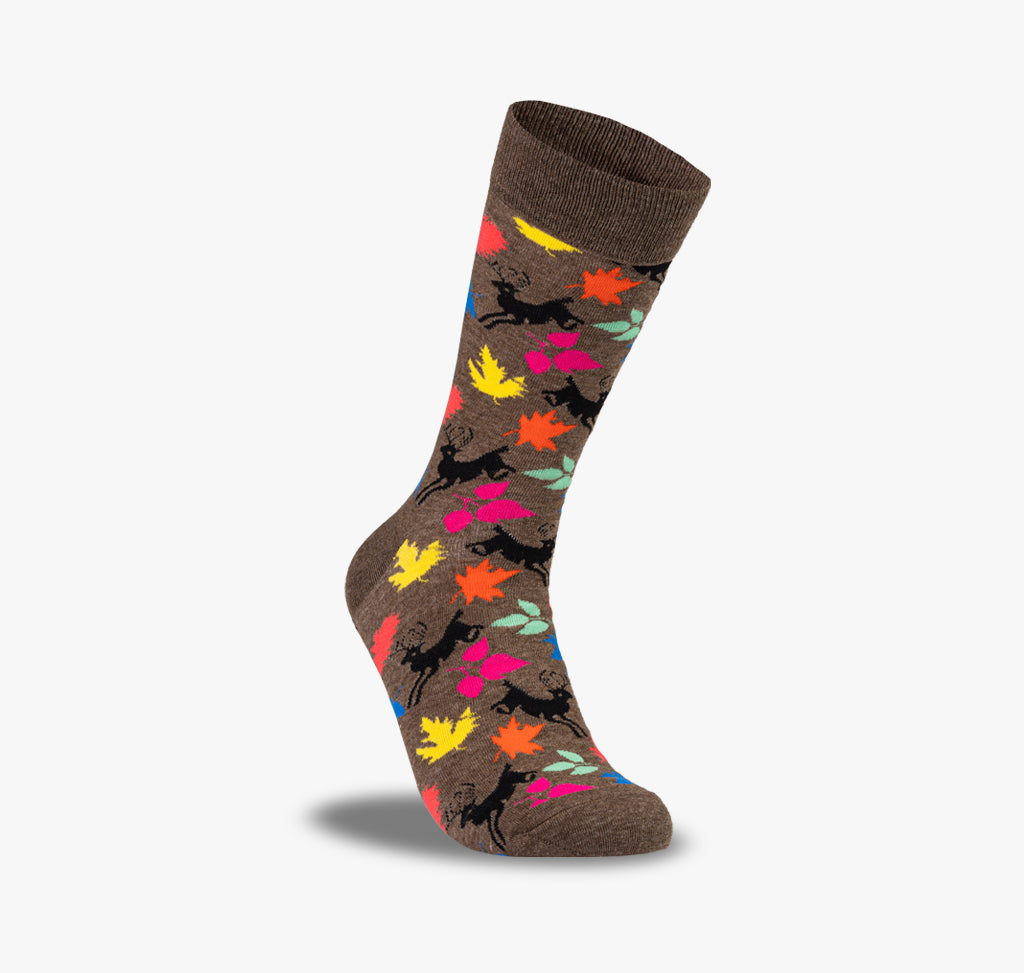 Braune Socken mir Neon färbigen Blättern und springenden Hirschen für Herren und Damen 