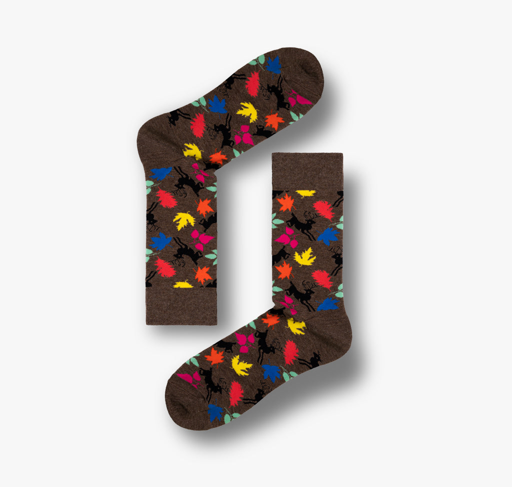 Braune Herbst Socken mit Neon färbigen Blättern und springenden Hirschen