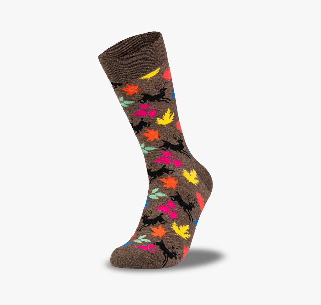 Brauner Herren und Damen Socken mit Neon färbigen Blättern und springenden Hirschen