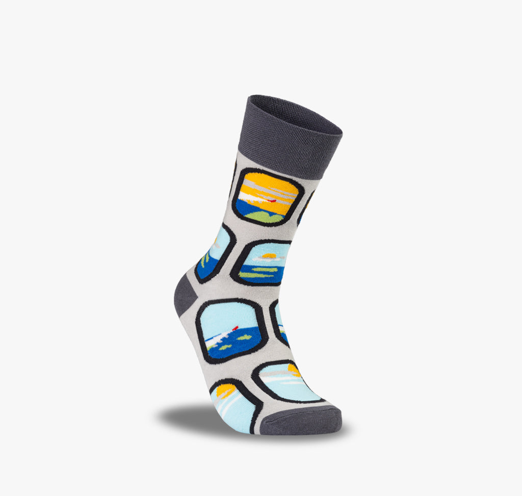 Bunte Herren und Damen Socken mit Flugzeugfenster und der Aussicht auf Stände