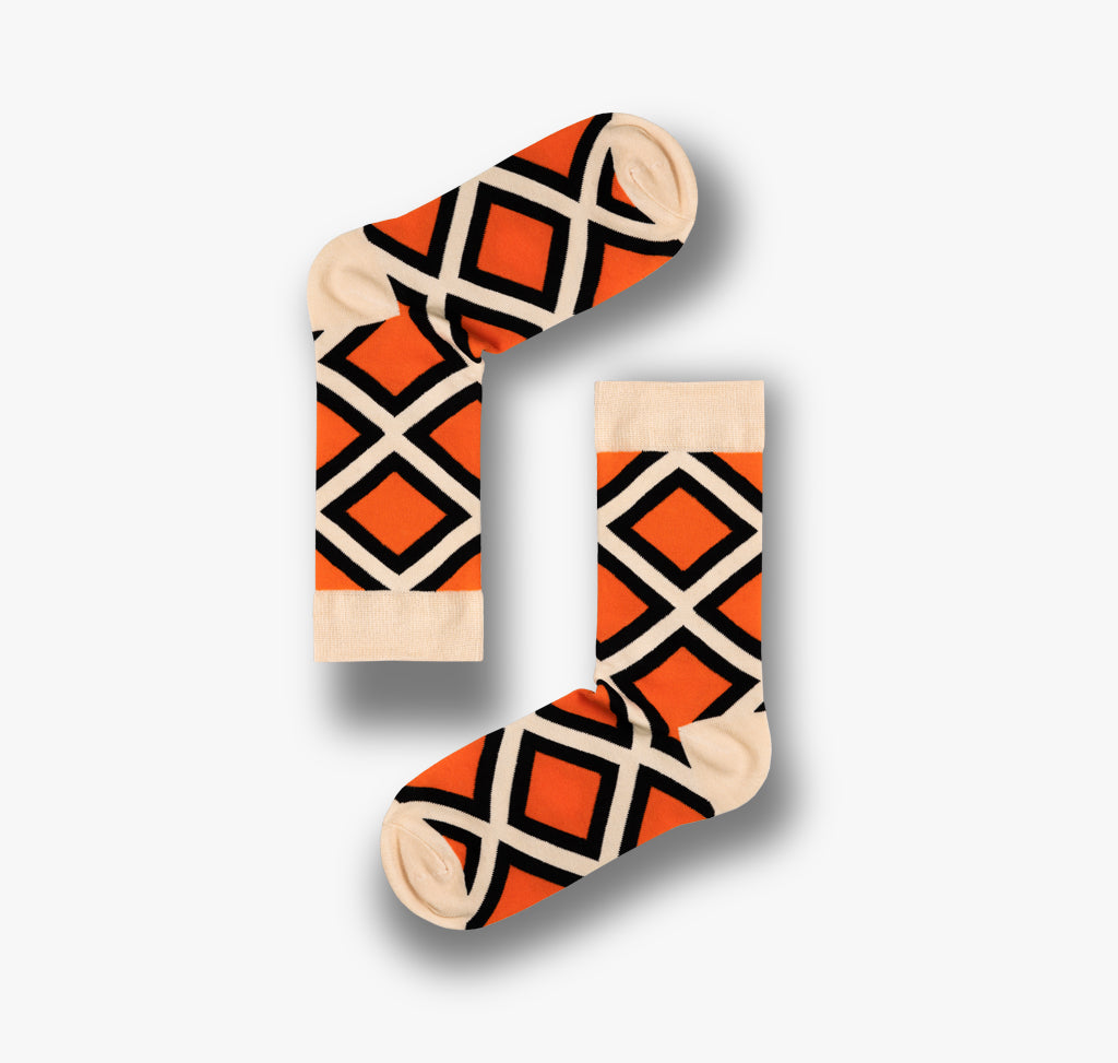 Orange Herren und Damen Socken mit bunten Streifen in schwarz und weiß