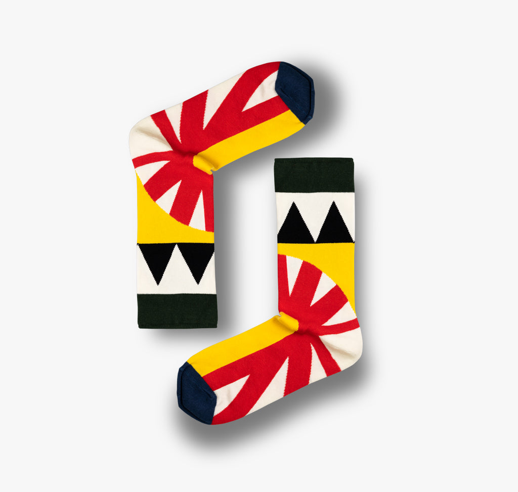 Bunte Herren und Damen Socken mit schwarzen roten und gelben Mustern