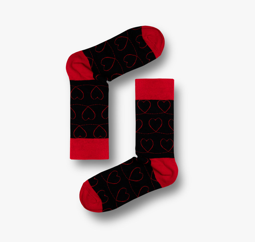 Schwarzer Herren und Damen Socken mit rotem Bund und fein gezeichnete rote Herzen