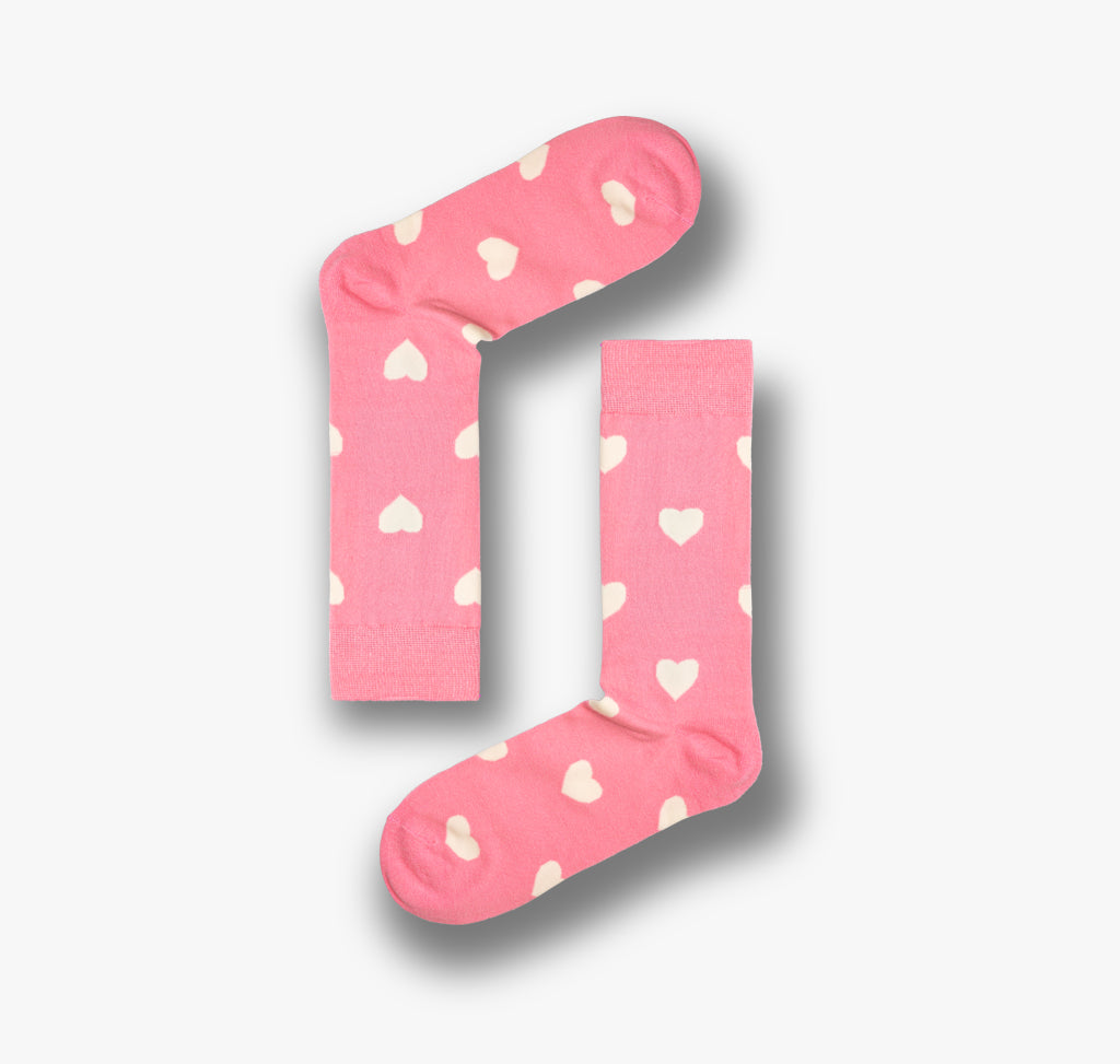 Rosa Herren und Damen Socken mit weißen Herzen auf pinkem Hintergrund