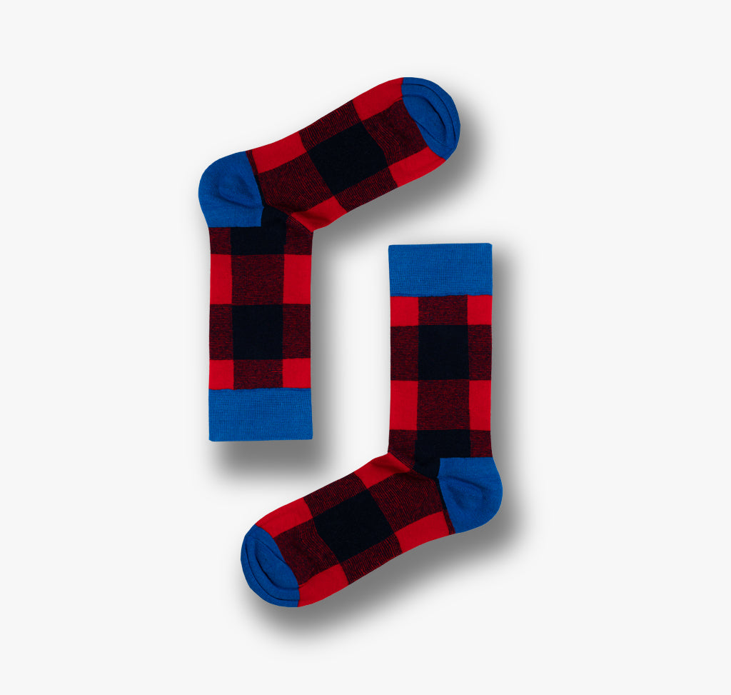 Damen und Herren Socken in Holzhacker Optik mit roten und blauen Elementen