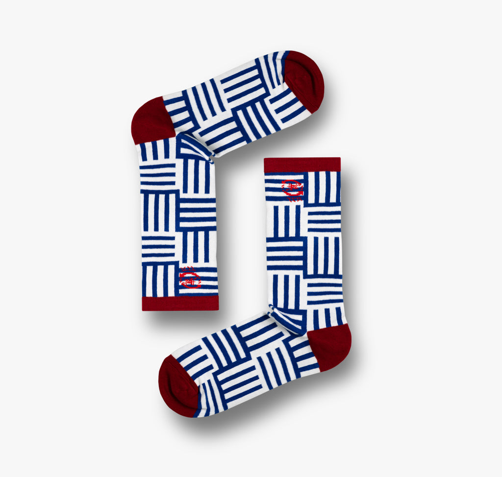 Bunte Damen und Herren Socken mit blauen und weißen Streifen und roten Bund