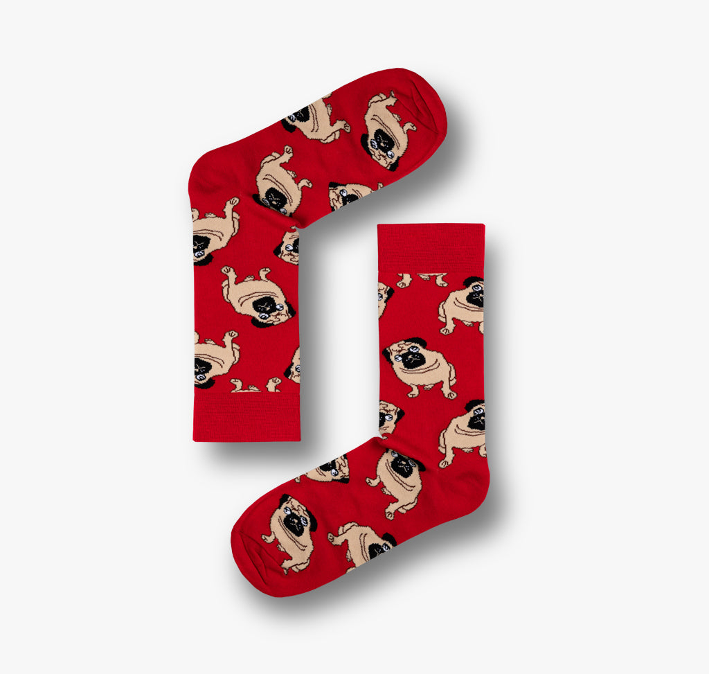 Mops Socken für Damen und Herren mit rotem Hintergrund
