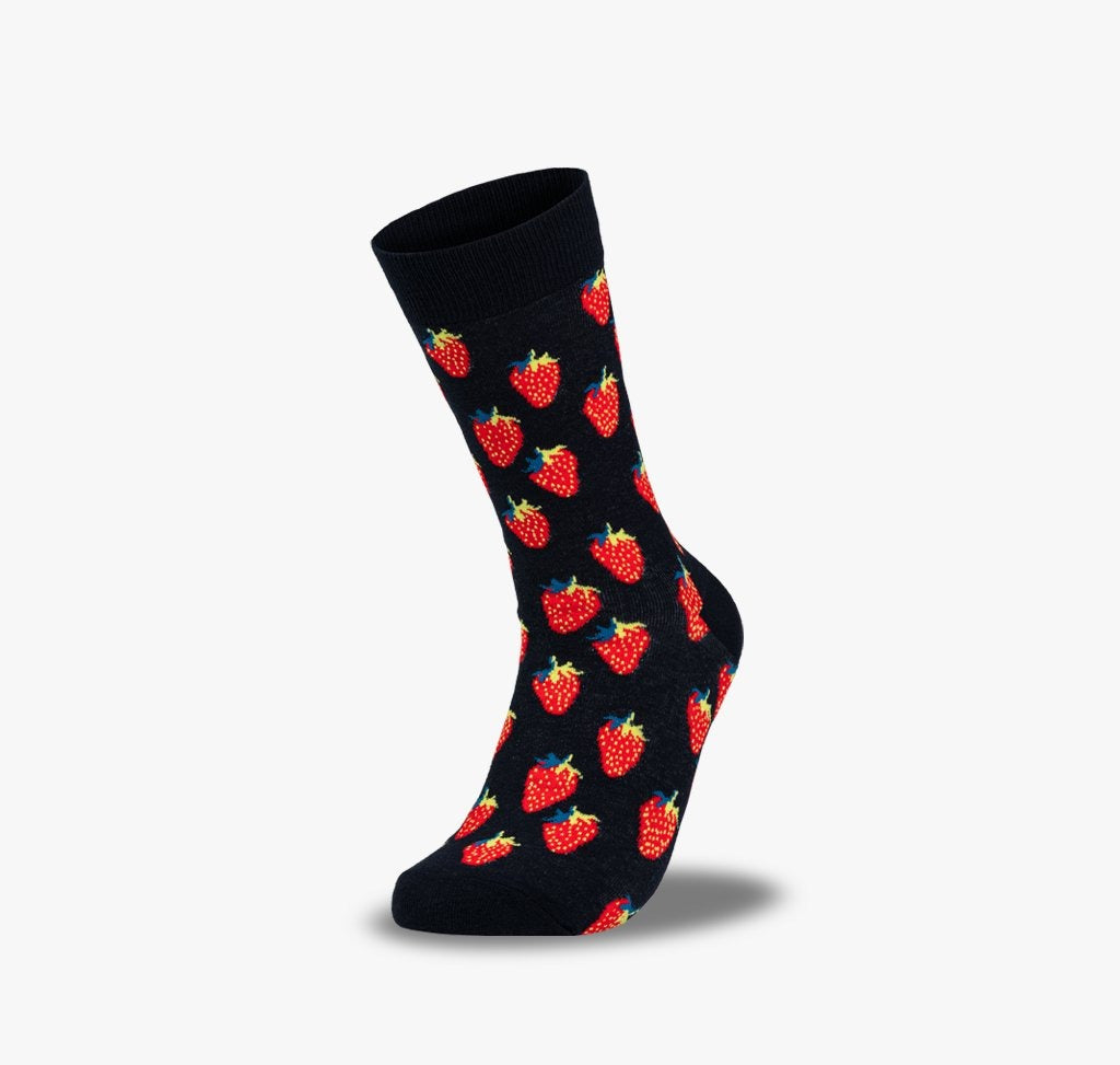 Bunte Erdbeer Socken für Damen und Herren mit roten Erdbeeren auf schwarzem Hintergrund