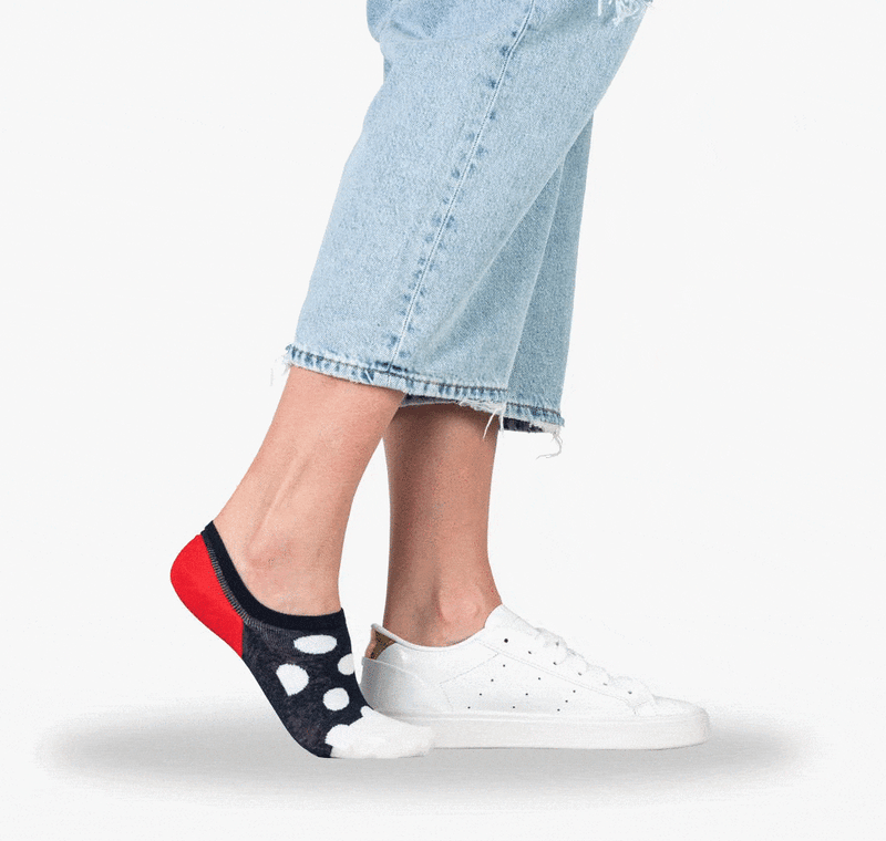 Unsichtbar im Schuh GIF mit Darstellung von Sneaker Socken die beim Tragen unsichtbar im Schuh sind