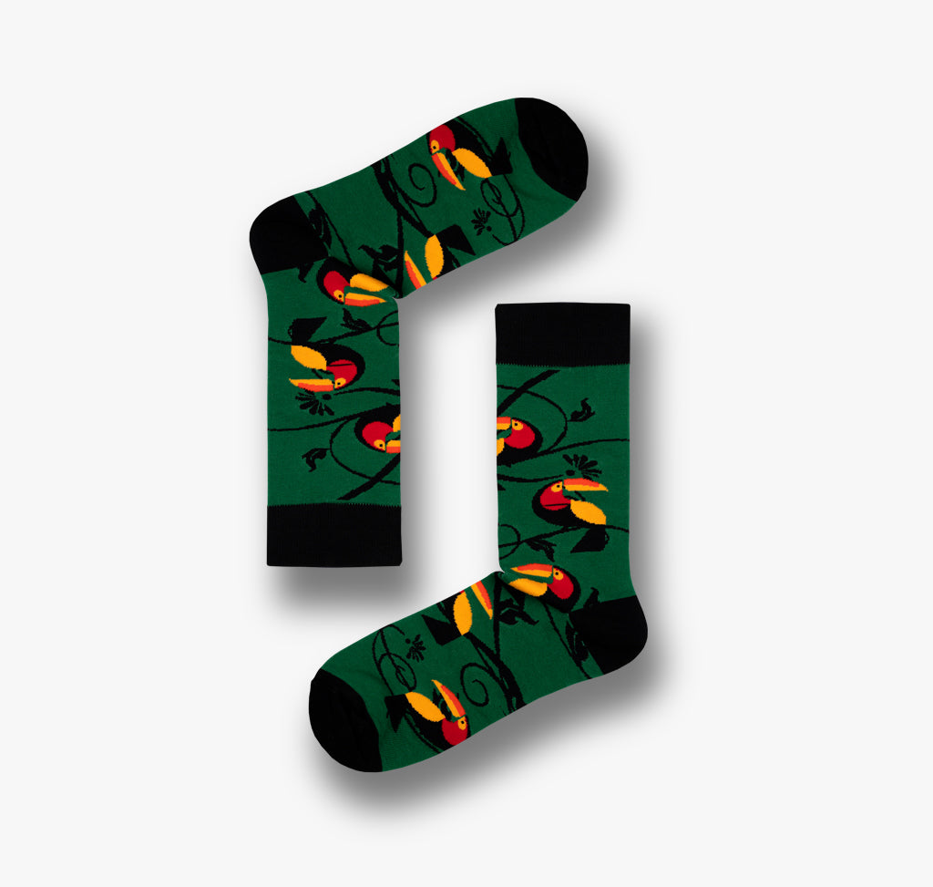 Bunte Herren und Damen Socken mit Tukan Vögel auf grünem Hintergrund