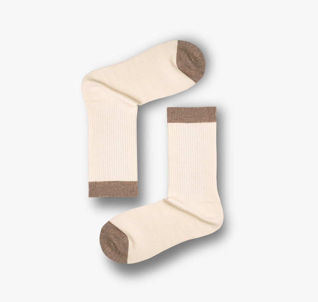 Socken in Creme-Beige mit hellbraunem Bund