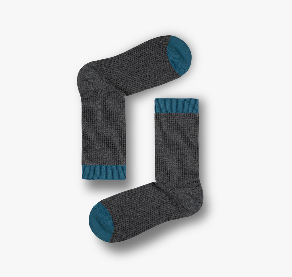 Dunkelgraue Socken für Herren und Damen mit grüngrauem Bund und Zehenelement